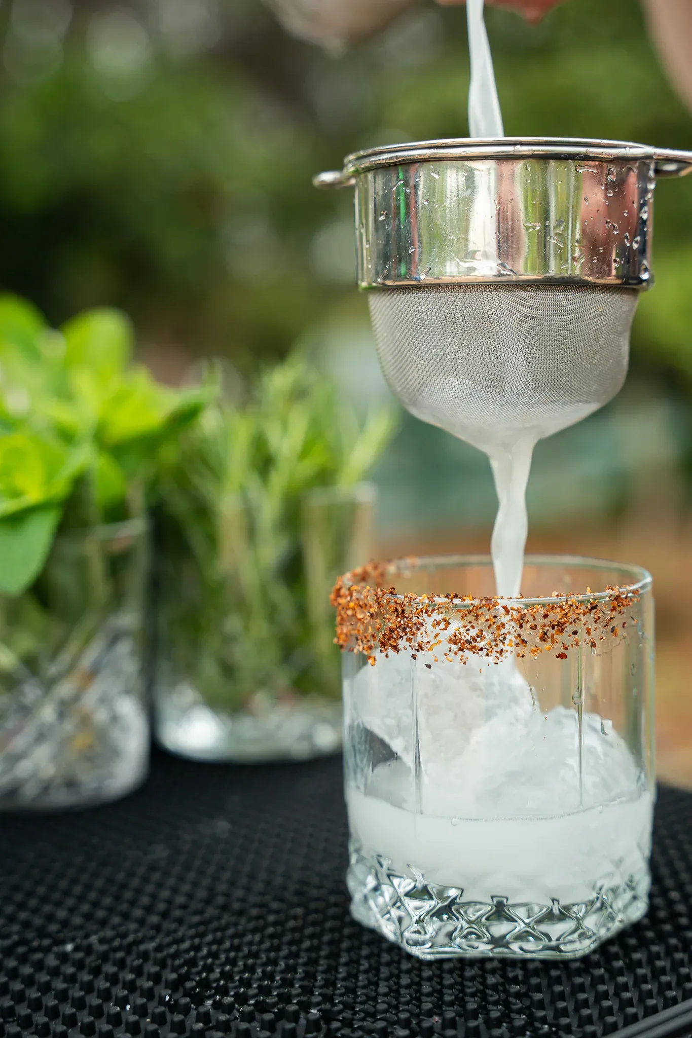 Un cóctel colado sobre hielo picado en un vaso escarchado