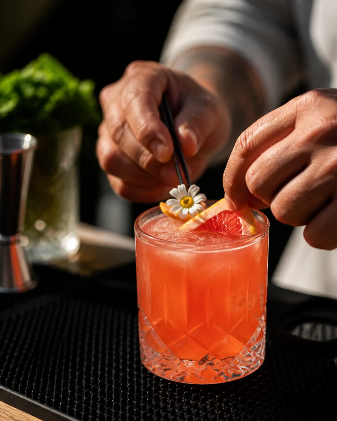 Un cóctel de autor coral rematado con pomelo y una margarita