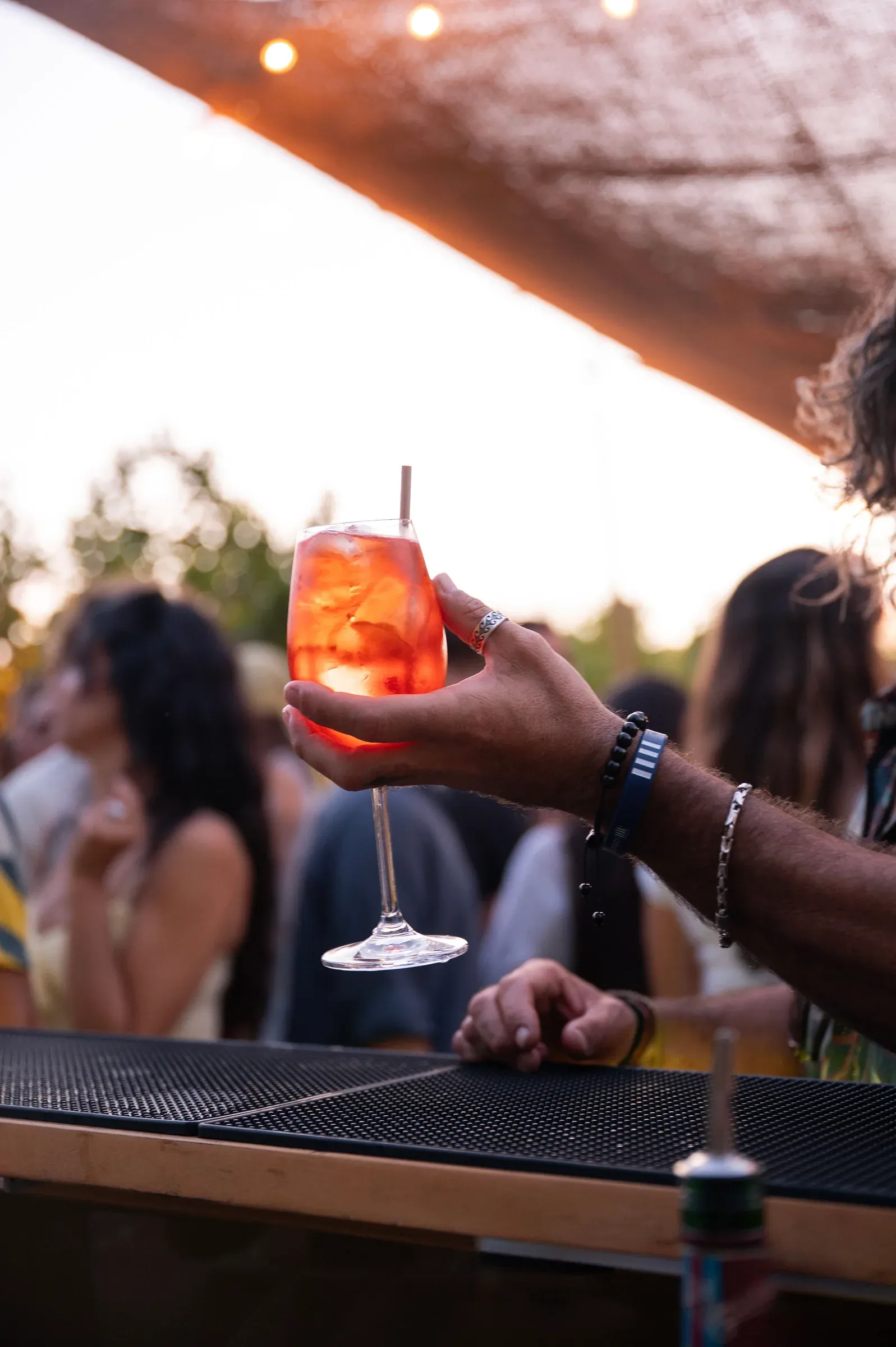 Un spritz servido en la barra durante una celebración al atardecer
