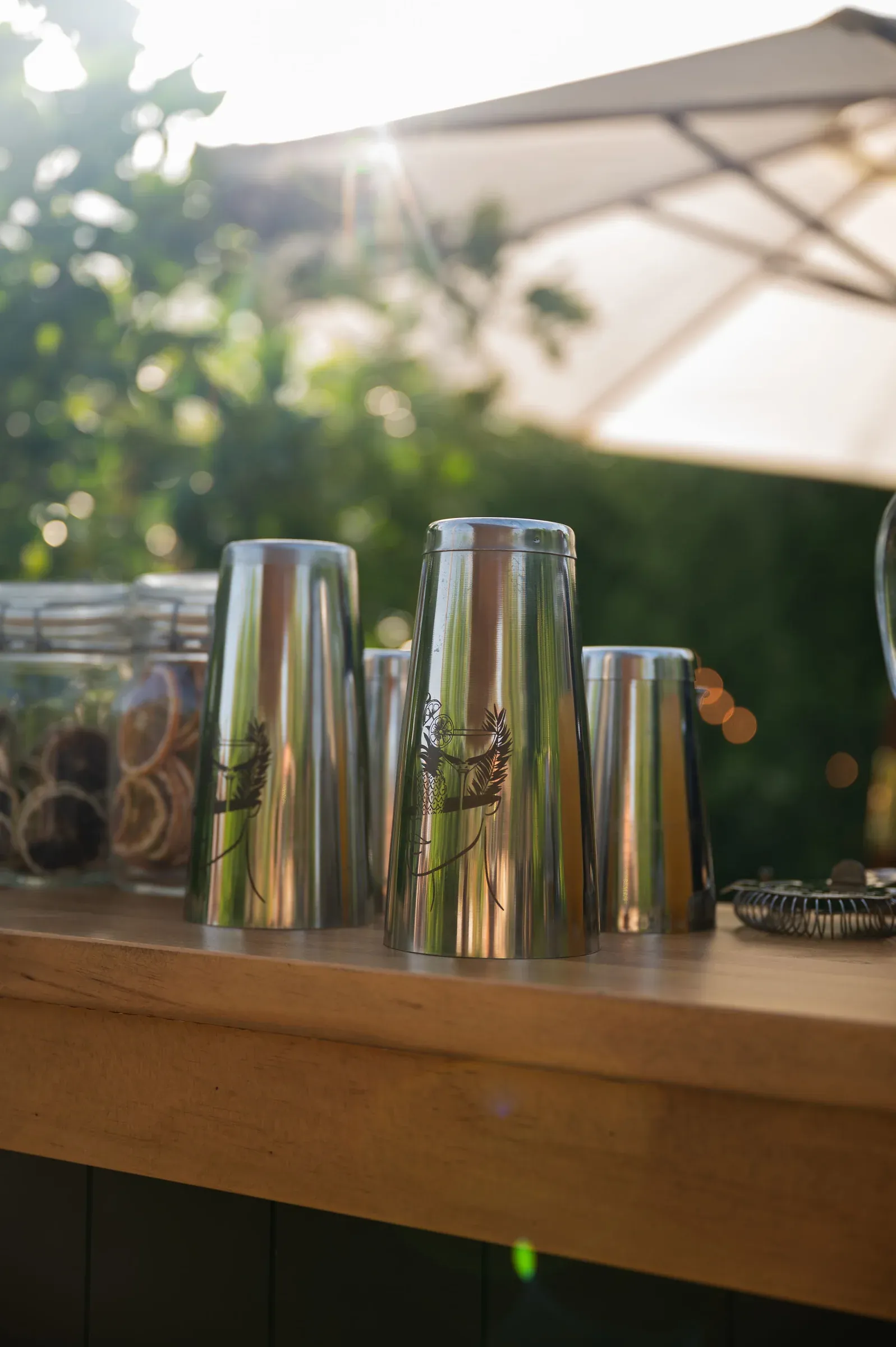 Herramientas y botellas de barra con la última luz del día